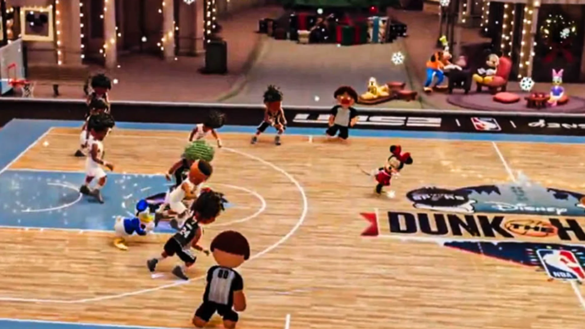 Mickey Mouse se cuela en el primer partido de Navidad de Wembayama en la NBA