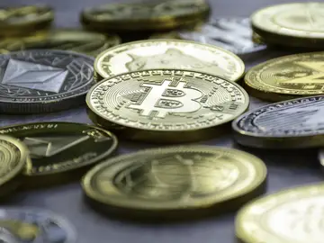 Pila de criptomonedas juntas. Bitcoin dorado en el medio. Pila de criptomonedas juntas. Bitcoin dorado en el medio.