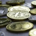 Pila de criptomonedas juntas. Bitcoin dorado en el medio. 