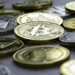 Pila de criptomonedas juntas. Bitcoin dorado en el medio.