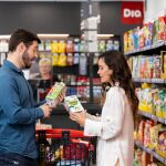 Dos clientes comprando en un supermercado Dia