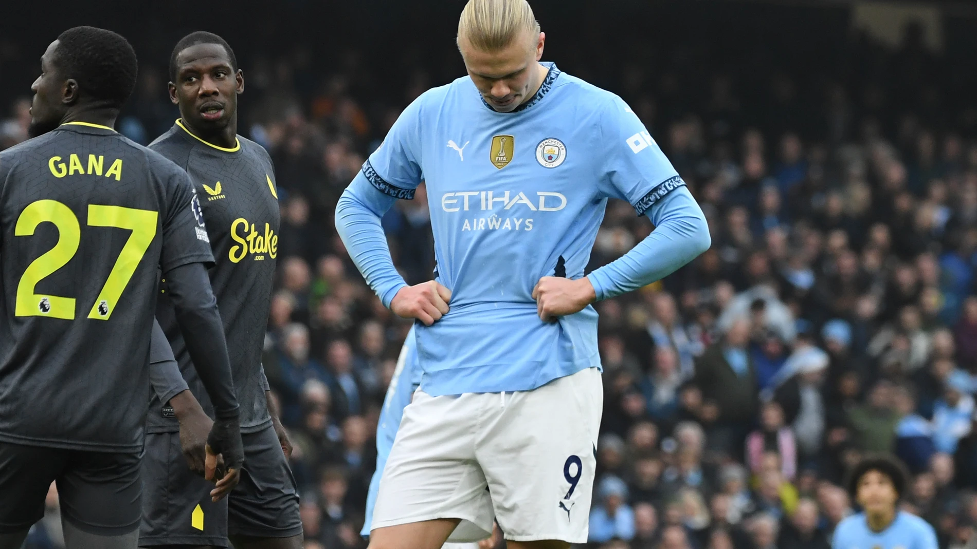 Manchester City's Erling Haaland reacts after failing to score a penalty shot during the English Premier League soccer match between Manchester City and Everton at the Etihad stadium in Manchester, Thursday, Dec. 26, 2024. (AP Photo/Rui Vieira)