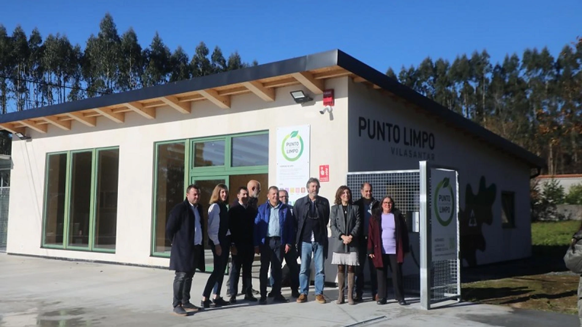 La conselleira de Medio Ambiente y Cambio Climático, Ángeles Vázquez, durante una visita al punto limpio fijo de Vilasantar.