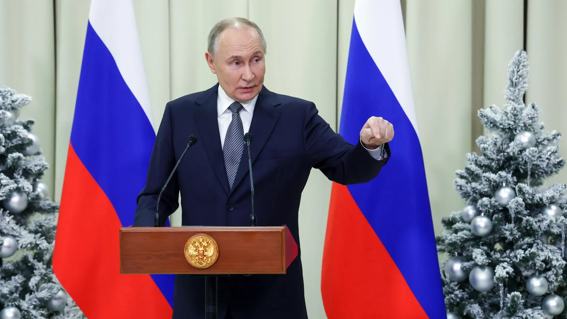 St. Petersburg (Russian Federation), 25/12/2024.- Russian President Vladimir Putin talks to journalists following an expanded format meeting of the Supreme Eurasian Economic Council at the Igora resort outside St. Petersburg, Russia, 26 December 2024. (Rusia, San Petersburgo) EFE/EPA/ALEXANDER DEMIANCHUK/SPUTNIK/KREMLIN POOL MANDATORY CREDIT