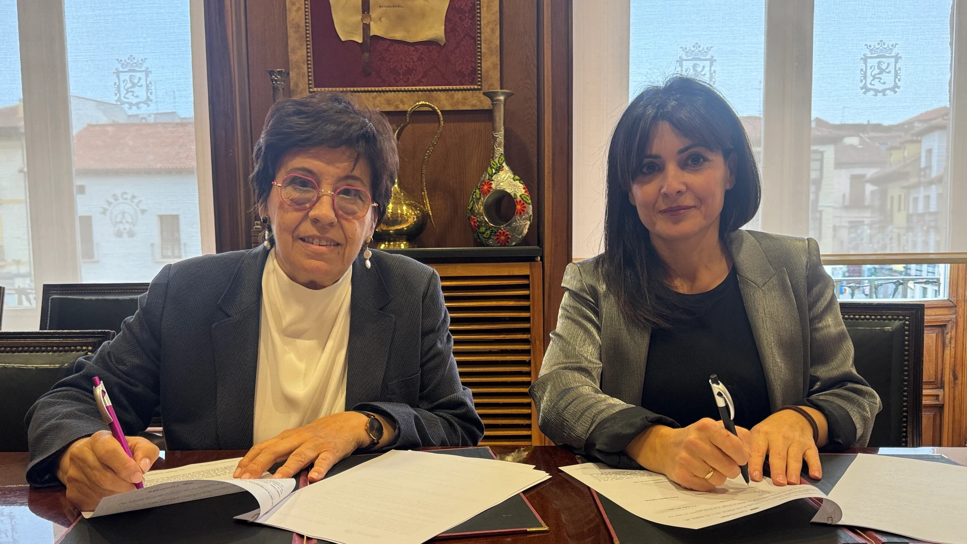 La concejal de Acción y Promoción Cultural del Ayuntamiento de León, Elena Aguado, y la directora territorial de Unicaja en Castilla y León Norte, Marga Serna, firman el acuerdo