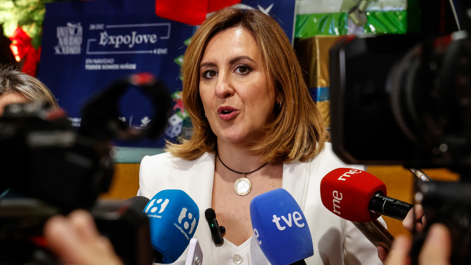 La alcaldesa de Valencia, María José Catalá, atiende a los medios de comunicación durante la inauguración de Expojove 2024-2025, en Feria Valencia, a 26 de diciembre de 2024, en Valencia, Comunidad Valenciana (España). Feria Valencia acoge la 41ª edición de la Feria de la Infancia y la Juventud de Valencia, Expojove, desde hoy, 26 de diciembre, hasta el próximo 4 de enero. El encuentro, que se celebra este año bajo el lema ‘En Navidad, todos somos niños’, cuenta con diversas actividades, espe...