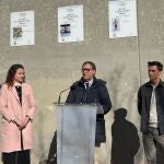 García Carbayo interviene tras descubrir las placas junto a los dos deportistas homenajeados, Mario García Romo y Lorena Martín 