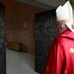 El papa abrió la Puerta Santa en una cárcel de Roma y pidió que no se pierda la esperanza