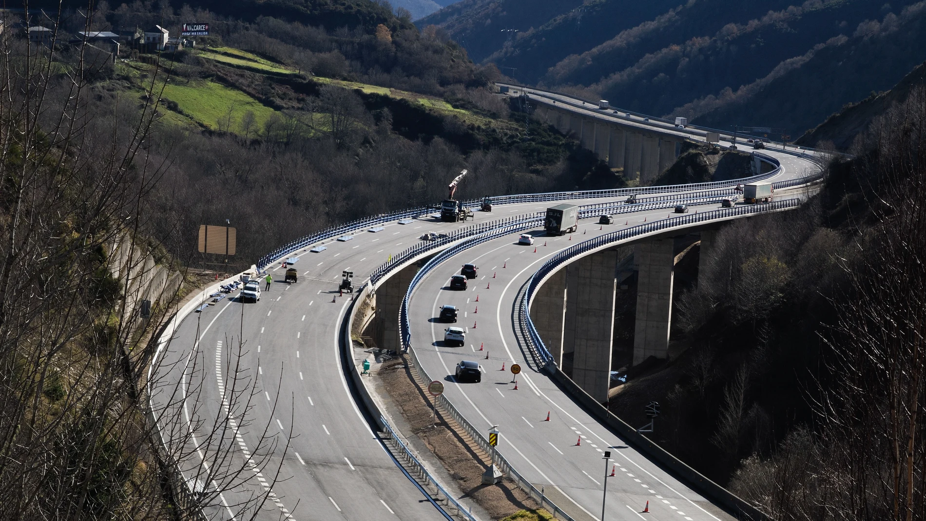 A CORUÑA, 26/12/2024.- Vista del segundo viaducto de O Castro en la A-6, que enlaza Castilla y León y Galicia y que sufrió su desplome en junio de 2022, y un tramo de la A-54, en los primeros días de enero. El director general de Carreteras del Estado, Juan Pedro Fernández Palomino, ha confirmado que el lunes 30 de diciembre se abrirá el día 30 y un tramo de la A-54, en enero.- EFE/ Eliseo Trigo