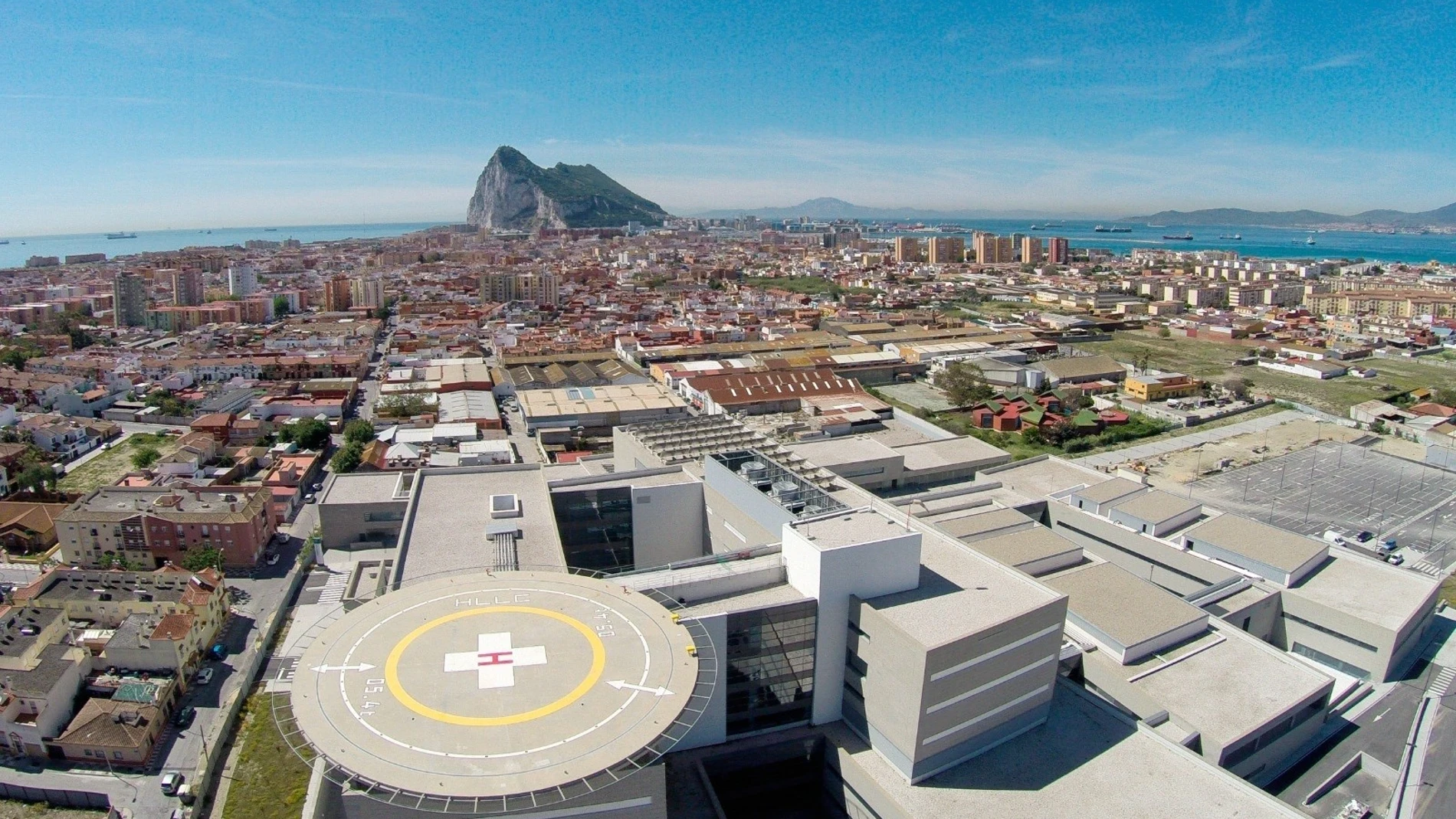 Vista de La Línea de la Concepción (Cádiz), con el Peñón de Gibraltar al fondo