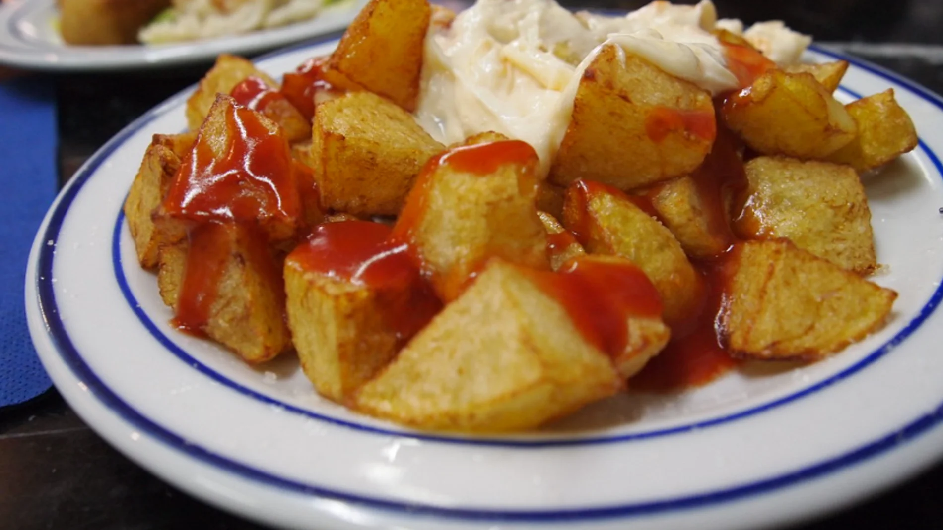 Una tapa de patatas bravas