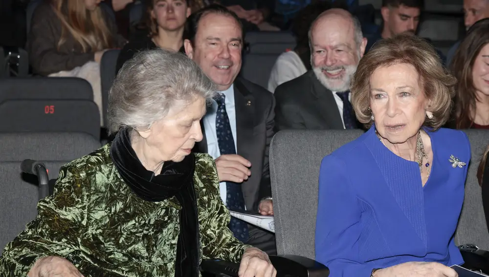 La Reina Sofía junto a su hermana Irene de Grecia