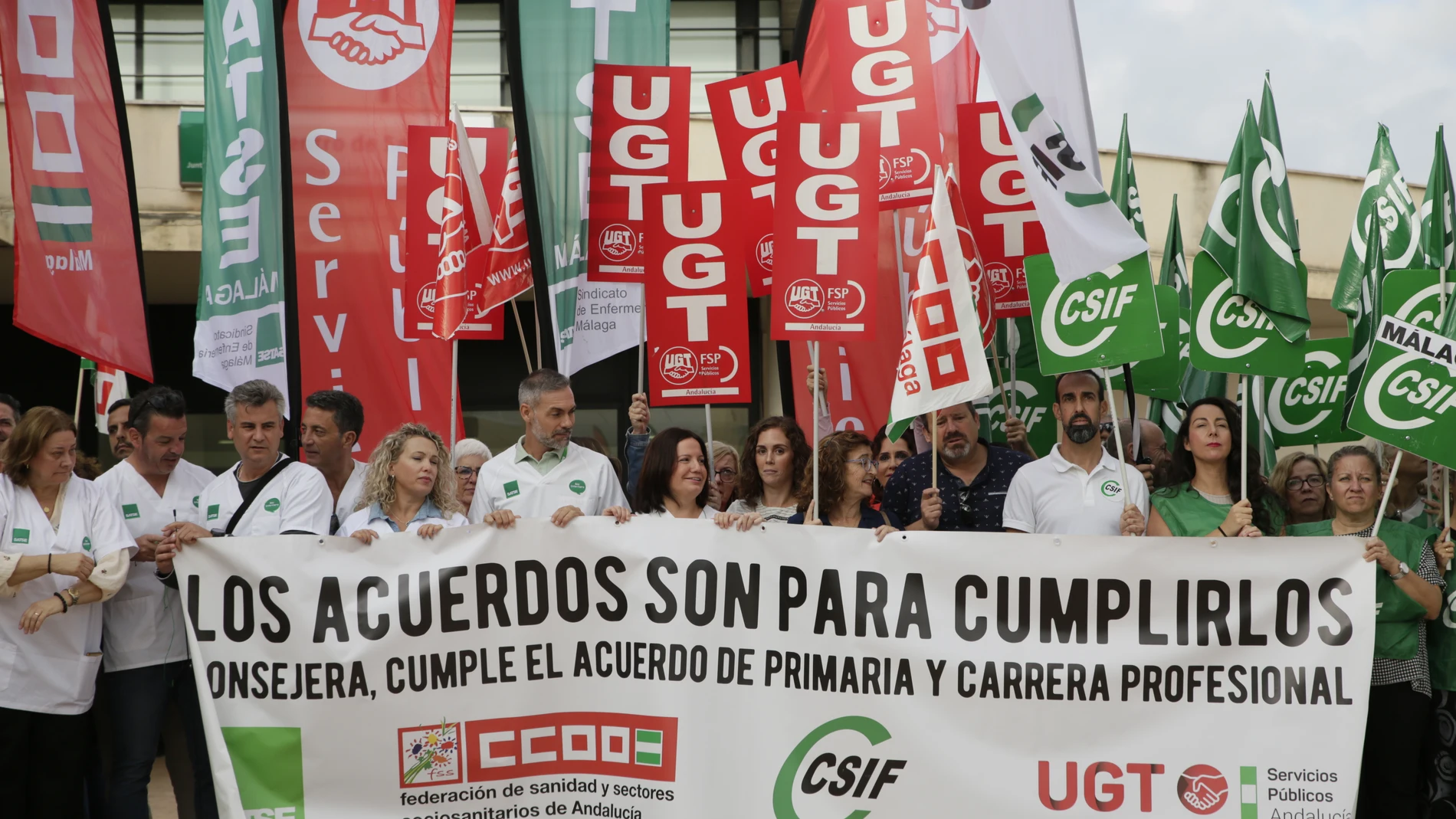 Concentración convocada por los sindicatos por el «incumplimiento» del pacto por la atención primaria en Málaga