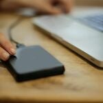 Este disco duro externo portátil de 500GB lo tiene todo y está listo para simplificar tu vida digital