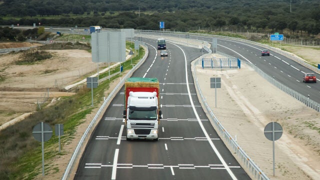 Un camión circula por la A-62 entre Fuentes de Oñoro (Salamanca) y la frontera con Portugal