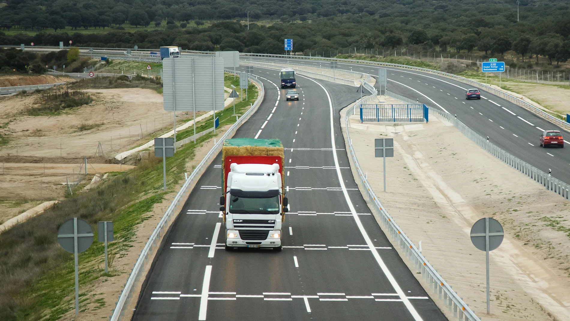 Un camión circula por la A-62 entre Fuentes de Oñoro (Salamanca) y la frontera con Portugal
