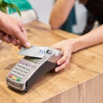 Las tarjetas de ABANCA tiene seguros asociados para imprevistos como robo o accidente