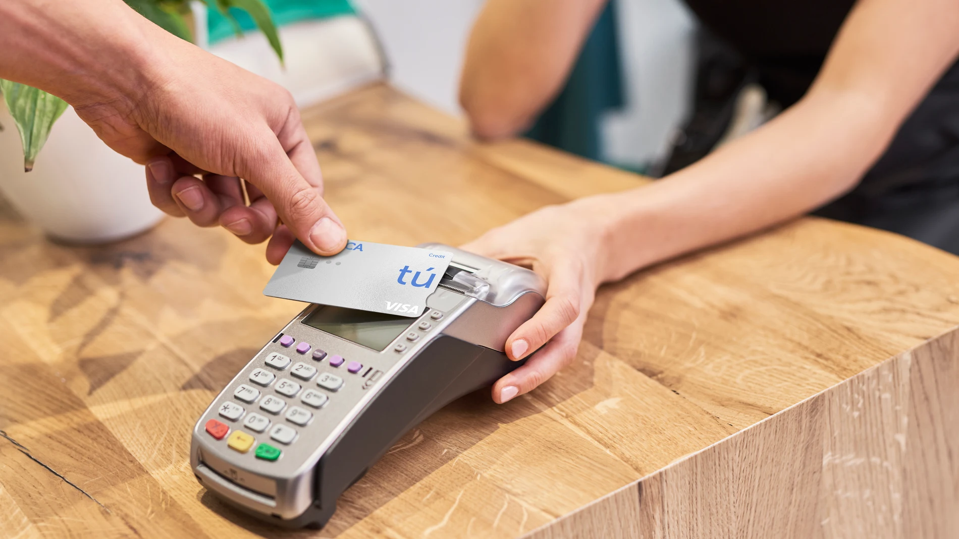 Las tarjetas de ABANCA tiene seguros asociados para imprevistos como robo o accidente