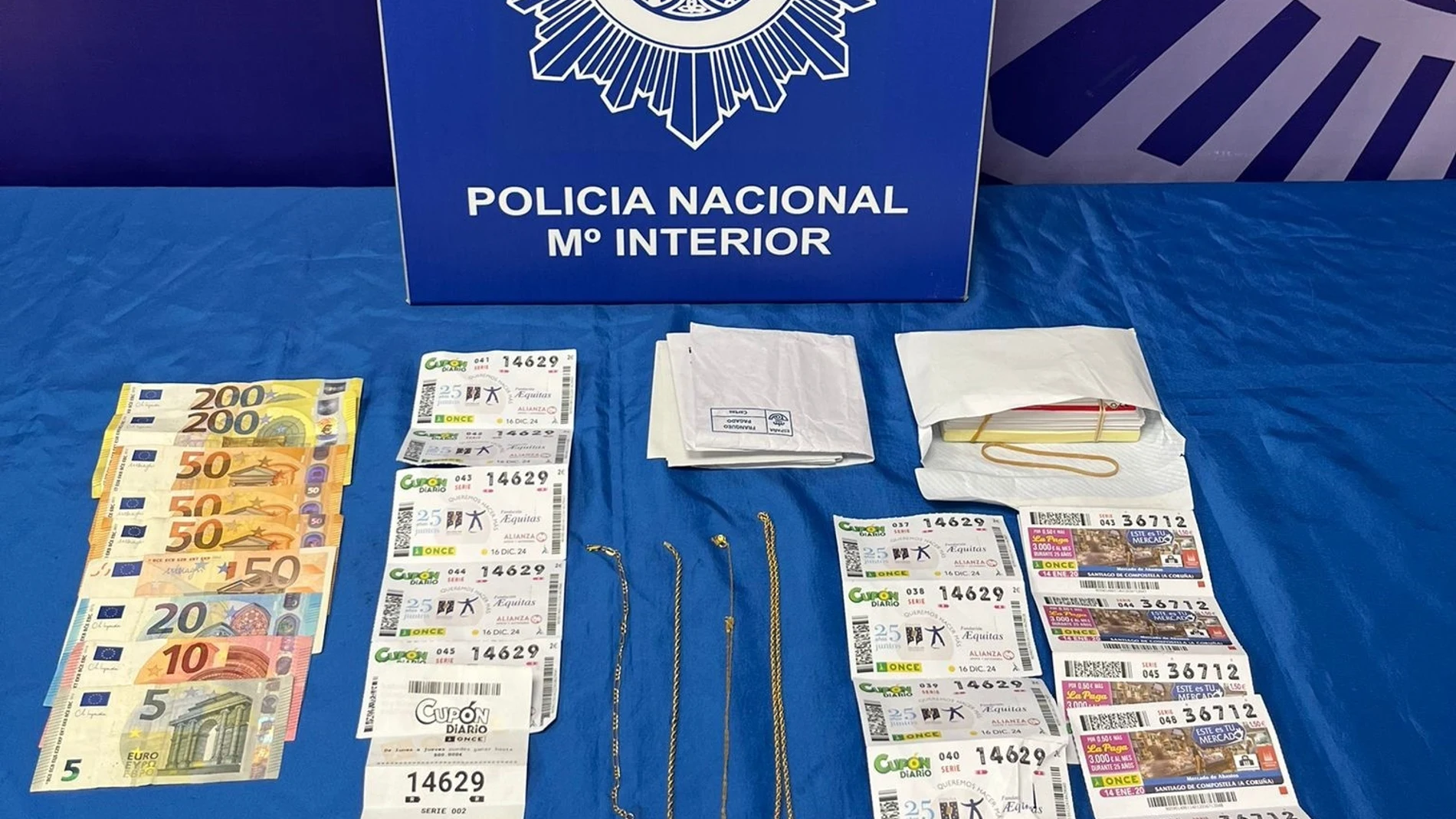 Detenidas tres personas en Lugo acusadas de estafar vendiendo falsos billetes premiados de Lotería.REMITIDA / HANDOUT por POLICÍA NACIONALFotografía remitida a medios de comunicación exclusivamente para ilustrar la noticia a la que hace referencia la imagen, y citando la procedencia de la imagen en la firma27/12/2024