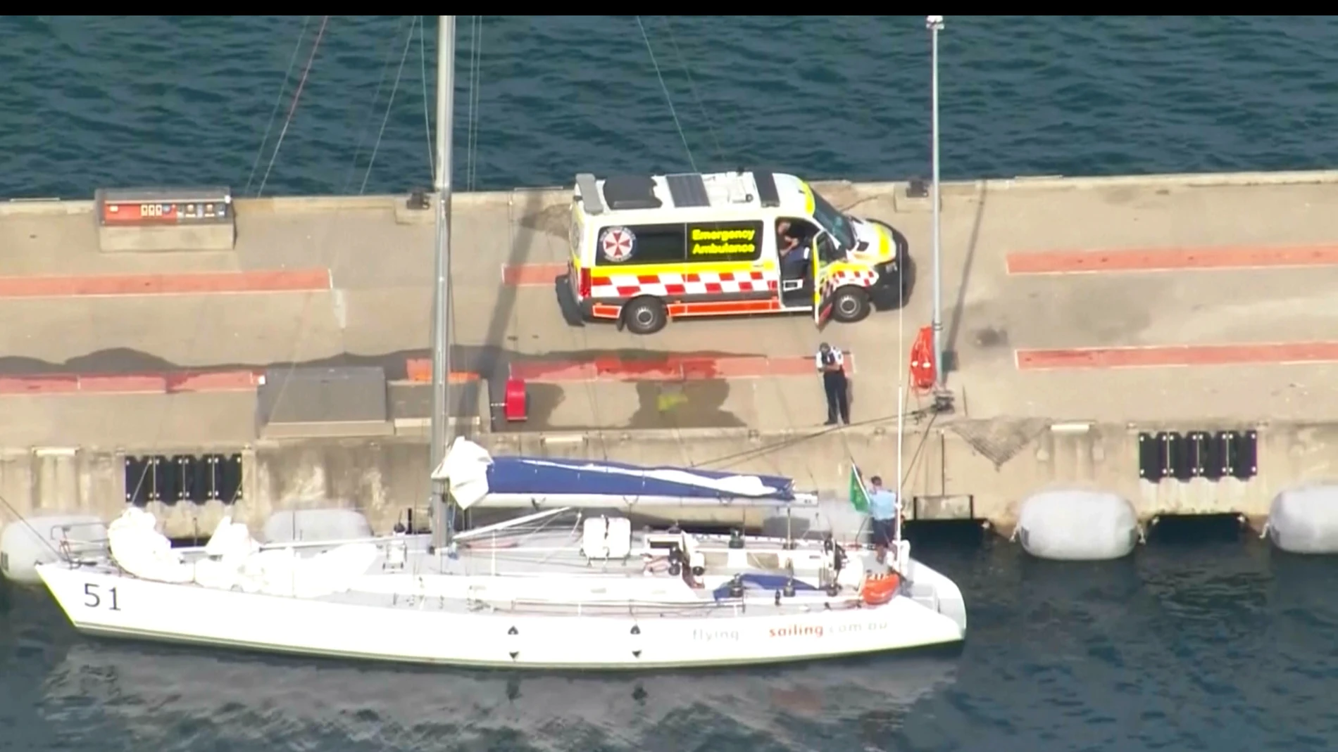 Una ambulancia acude a recoger a uno de los fallecidos en la Sídney-Hobart