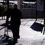 Una persona camina con un andador, a 26 de diciembre de 2024, en Madrid (España). La revalorización supondrá un aumento de 600 euros anuales para las pensiones contributivas, y de 500 euros anuales para las pensiones medias. La subida de las pensiones contributivas y de clases pasivas en un 2,8% para 2025, ya confirmada por el Gobierno el pasado noviembre, obedece a la fórmula de revalorización recogida en la Ley de reforma de las pensiones, en la que se tiene en cuenta, como referencia para determinar la subida de estas prestaciones, el IPC interanual promedio de doce meses (de diciembre del año anterior a noviembre del ejercicio en vigor).