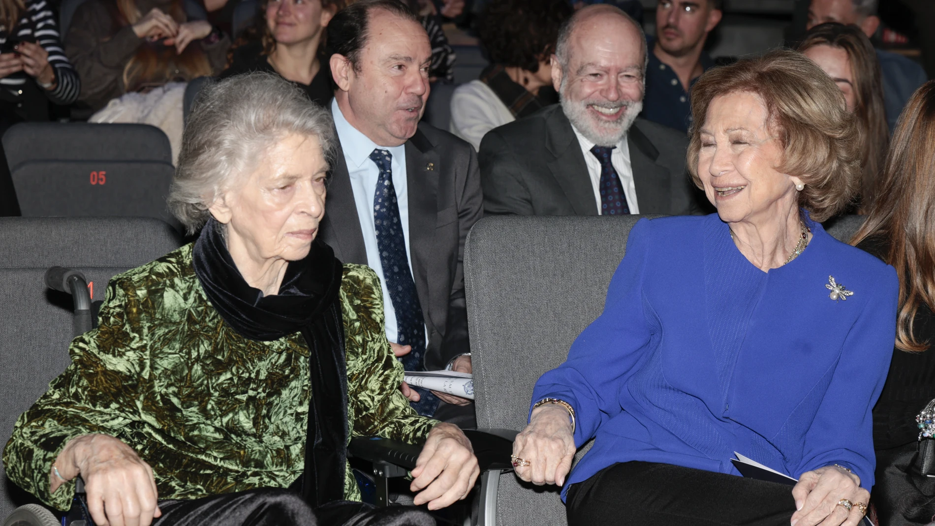 El look de la Reina Sofía junto a su hermana.