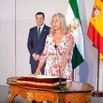 Toma de posesión de la nueva consejera de Salud, Rocío Hernández Soto, con el presidente de la Junta, Juanma Moreno, al fondo