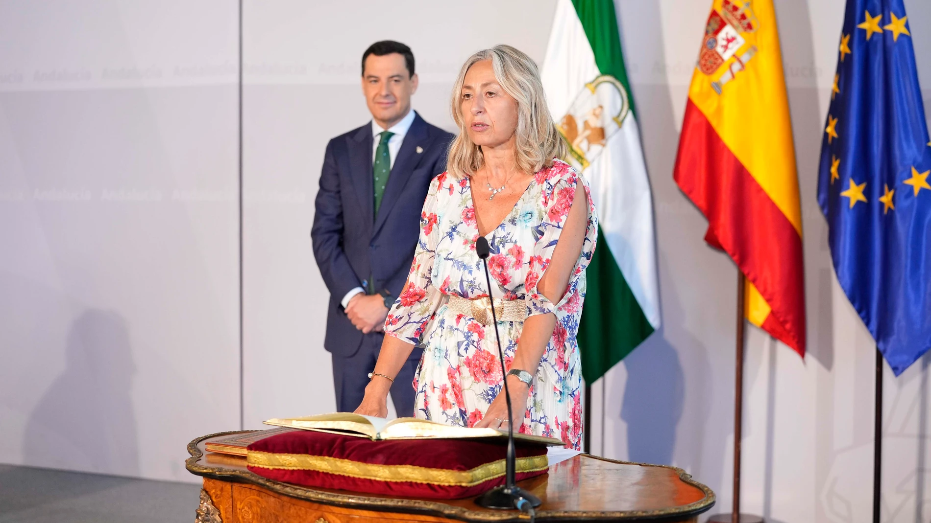 Toma de posesión de la nueva consejera de Salud, Rocío Hernández Soto, con el presidente de la Junta, Juanma Moreno, al fondo