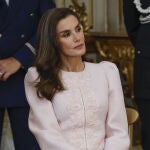 La reina Letizia escucha la intervención del rey Felipe y del presidente de la República Italiana, Sergio Mattarella en la recepción oficial que Mattarella ofrece a Sus Majestades, los Reyes de España, este miércoles en el Palacio del Quirinal, en Roma. 