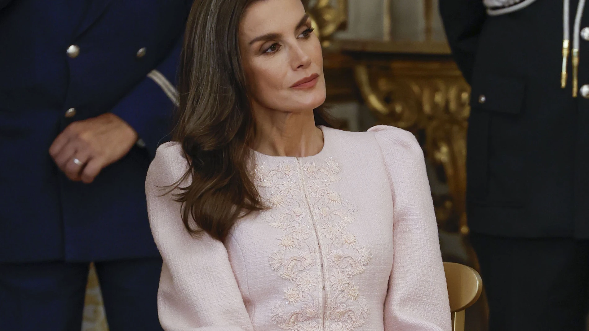 La reina Letizia escucha la intervención del rey Felipe y del presidente de la República Italiana, Sergio Mattarella en la recepción oficial que Mattarella ofrece a Sus Majestades, los Reyes de España, este miércoles en el Palacio del Quirinal, en Roma.