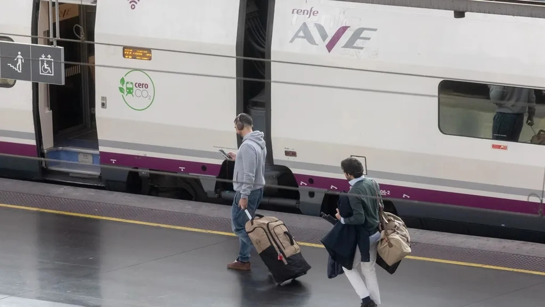 Varios viajeros cogen un tren en la Estación Puerta de Atocha-Almudena Grandes, a 5 de diciembre de 2024, en Madrid (España).
