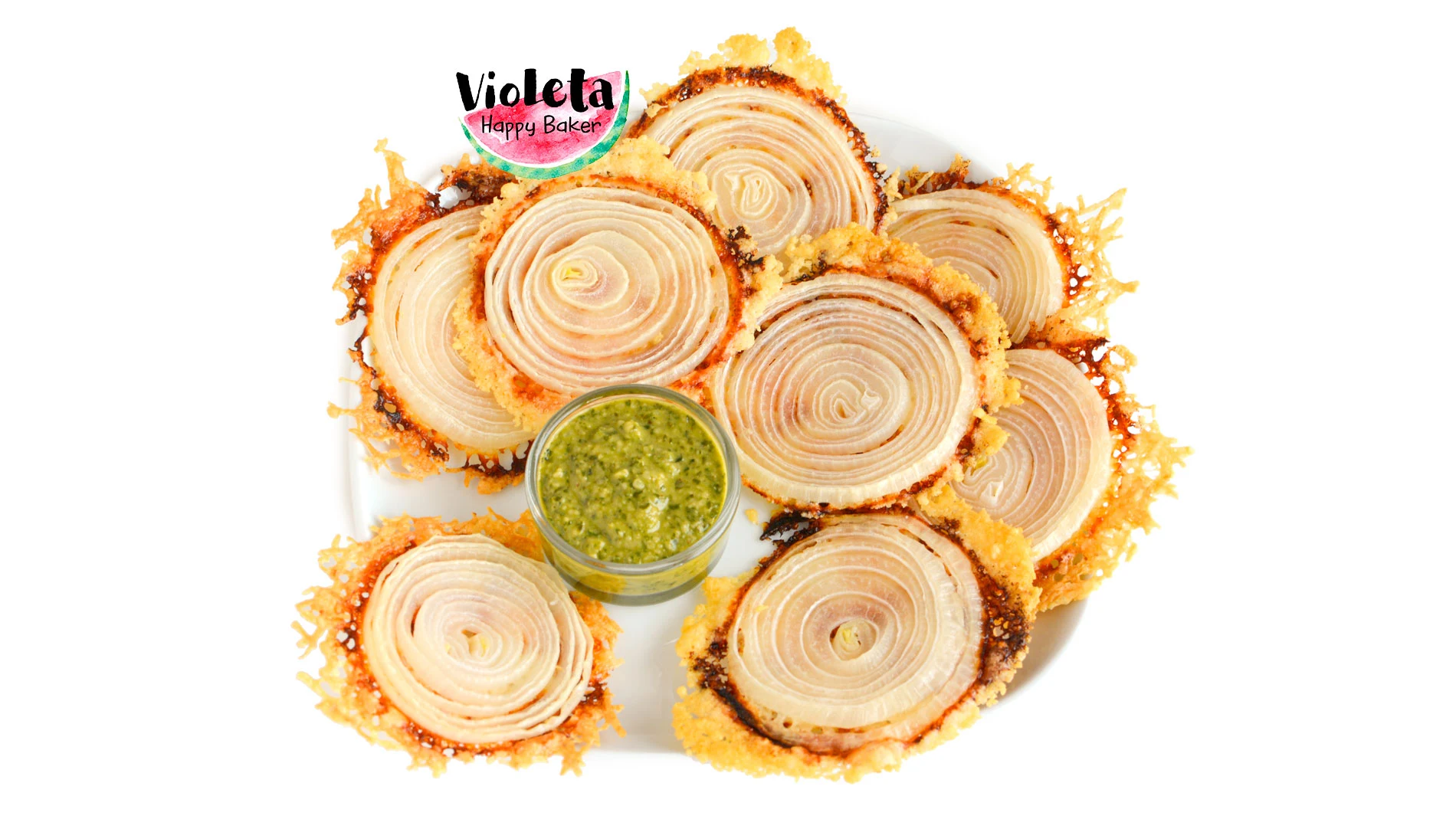 Plato con aperitivo de rodajas de cebolla y queso