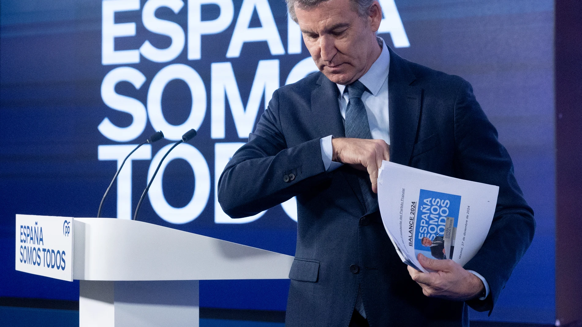 El presidente del Partido Popular, Alberto Núñez Feijóo, tras una rueda de prensa, en el Espacio Jorge Juan, a 27 de diciembre de 2024, en Madrid (España). Durante su comparecencia, el presidente del Partido Popular ha realizado un balance político del año 2024. 27 DICIEMBRE 2024;PP;PARTIDO POPULAR;BALANCE;POLÍTICA;AÑO;2024 Eduardo Parra / Europa Press 27/12/2024