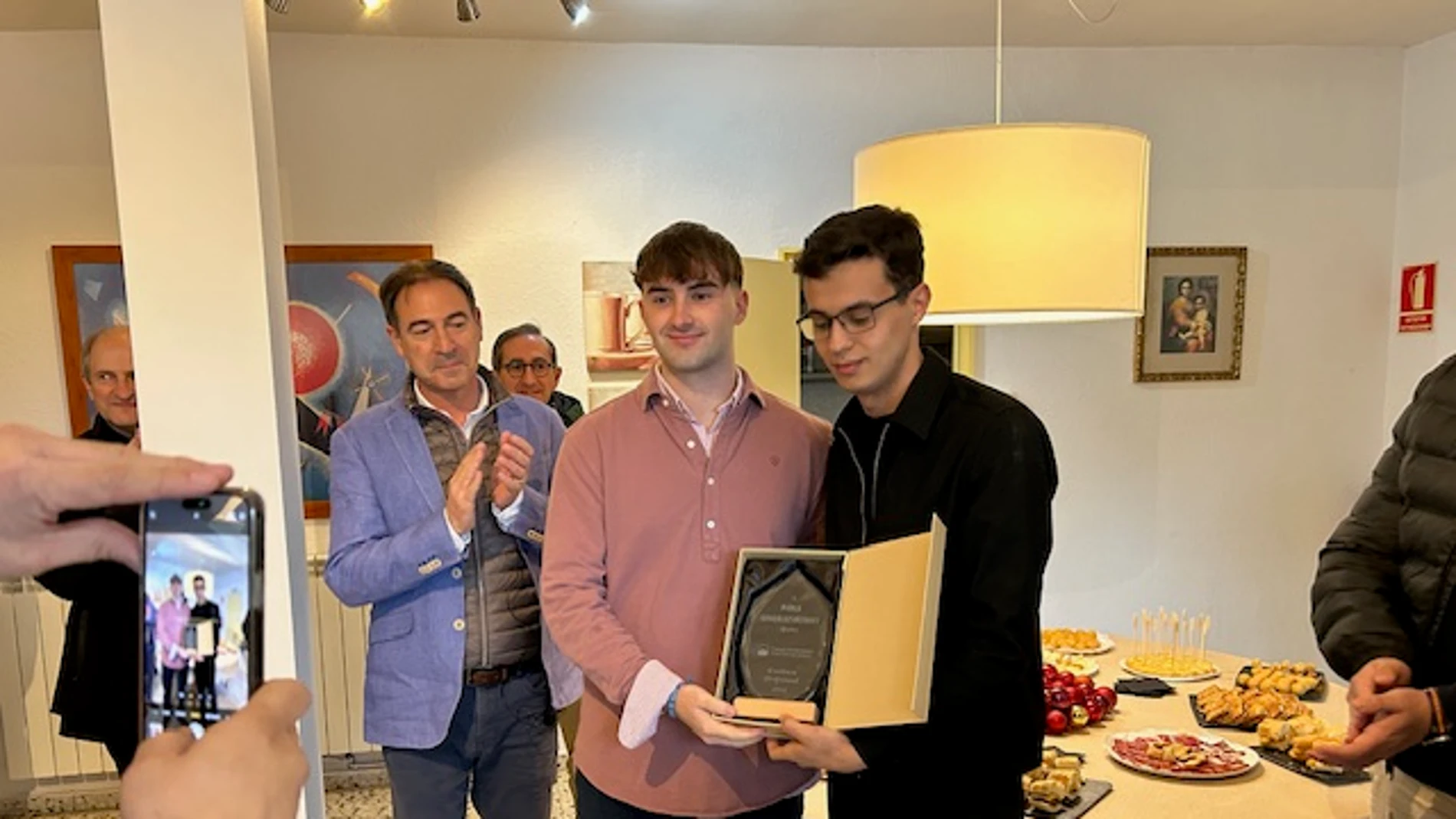 Entrega de la placa a Pablo González