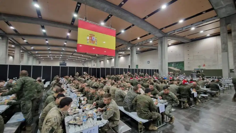 Los militares cenan en uno de los pabellones de la Feria de Valencia