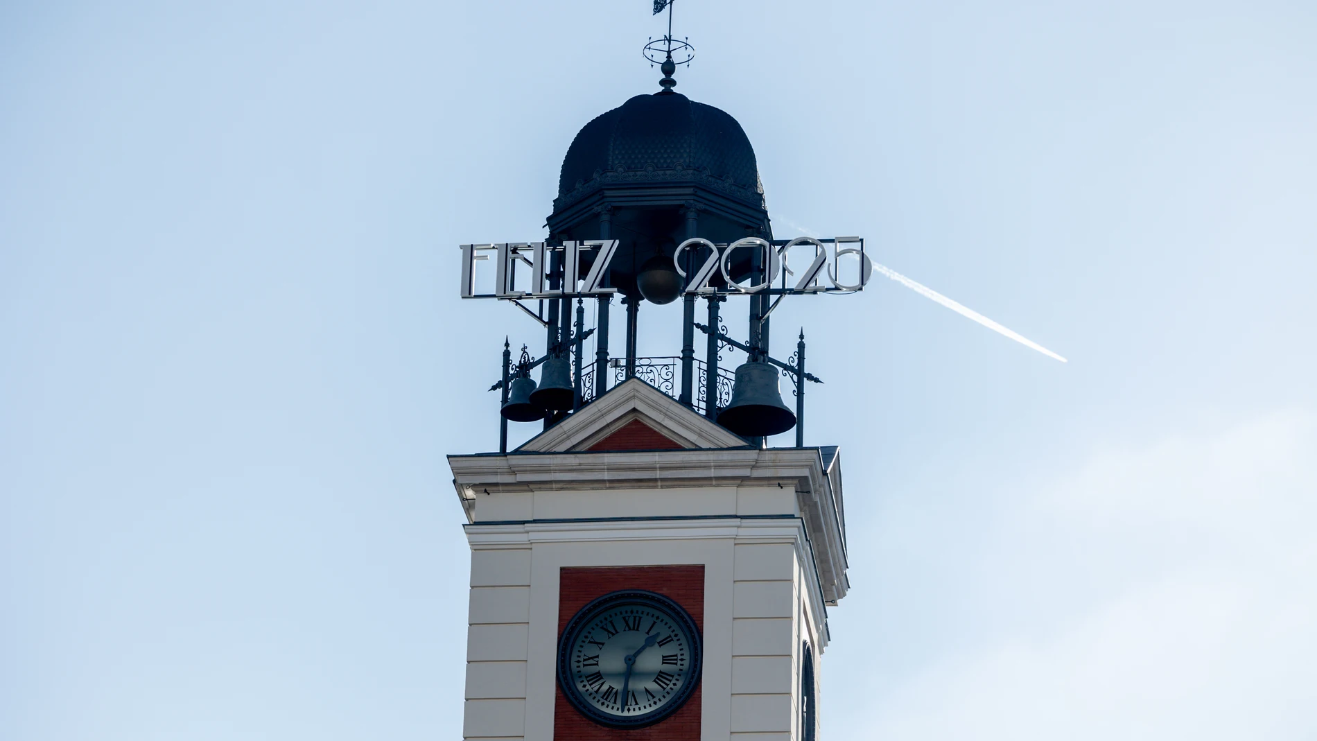 El cartel luminoso en el que se lee ‘Feliz 2025’ colocado para las Campanadas de Nochevieja, en la Puerta del Sol, a 28 de diciembre de 2024, en Madrid (España). El reloj de la Real Casa de Correos estrena esta Nochevieja el cartel luminoso que da la bienvenida al 2025 con una nueva tipografía y la palabra ‘Feliz’ por primera vez escrita en mayúscula. El cambio del rótulo con el que se felicita el nuevo año no se producía desde la Nochevieja de 2015, cuando se comenzó a usar uno con tecnologí...