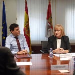 Los consejeros Fernández Carriedo y Leticia García en una reunión del Diálogo Social