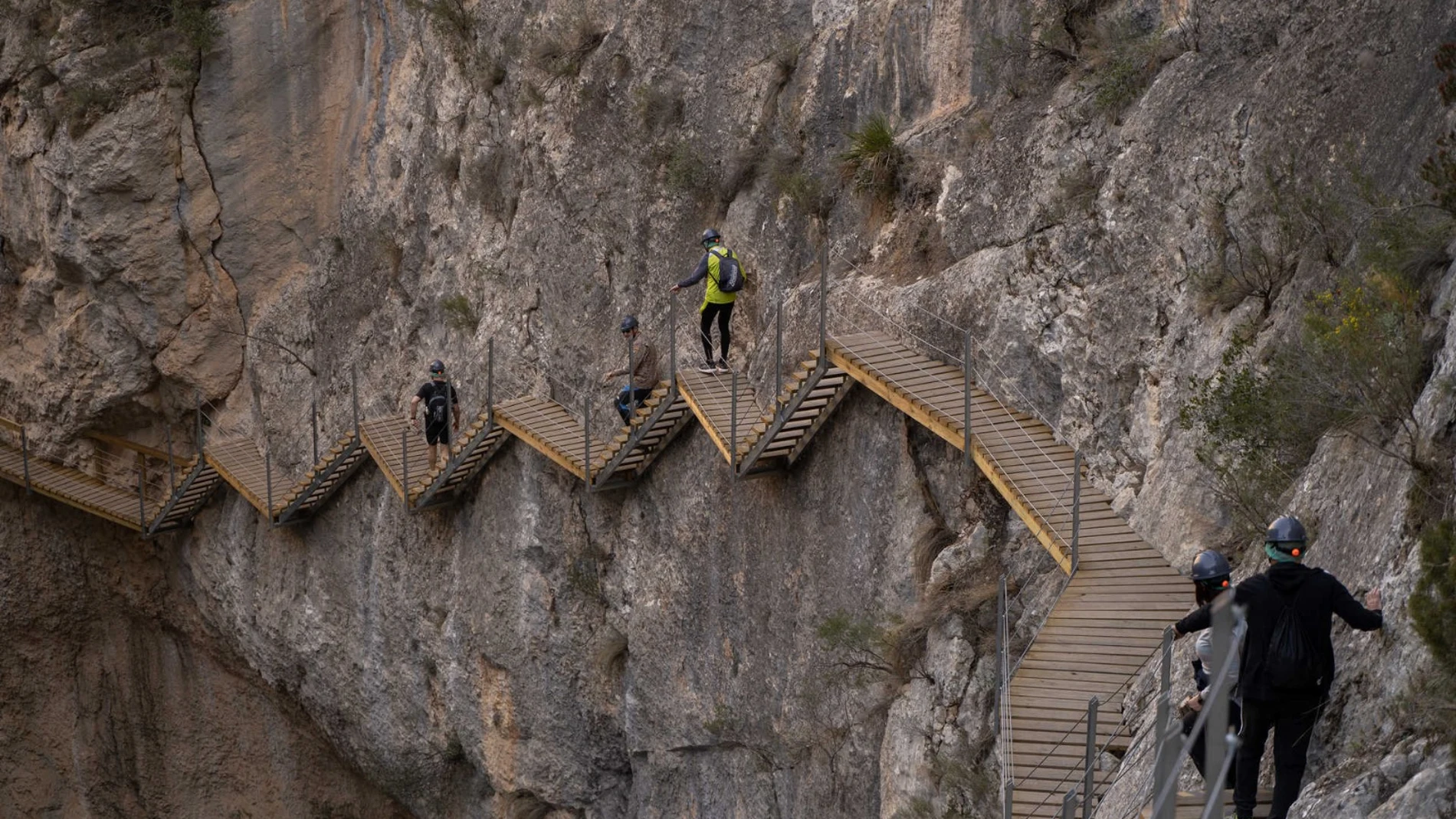 Un mirador de cristal amplía la ruta sobre la presa del río Amadorio (Alicante)