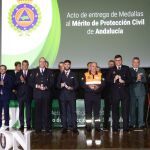 Dani Sánchez, en el centro, posa con la medalla