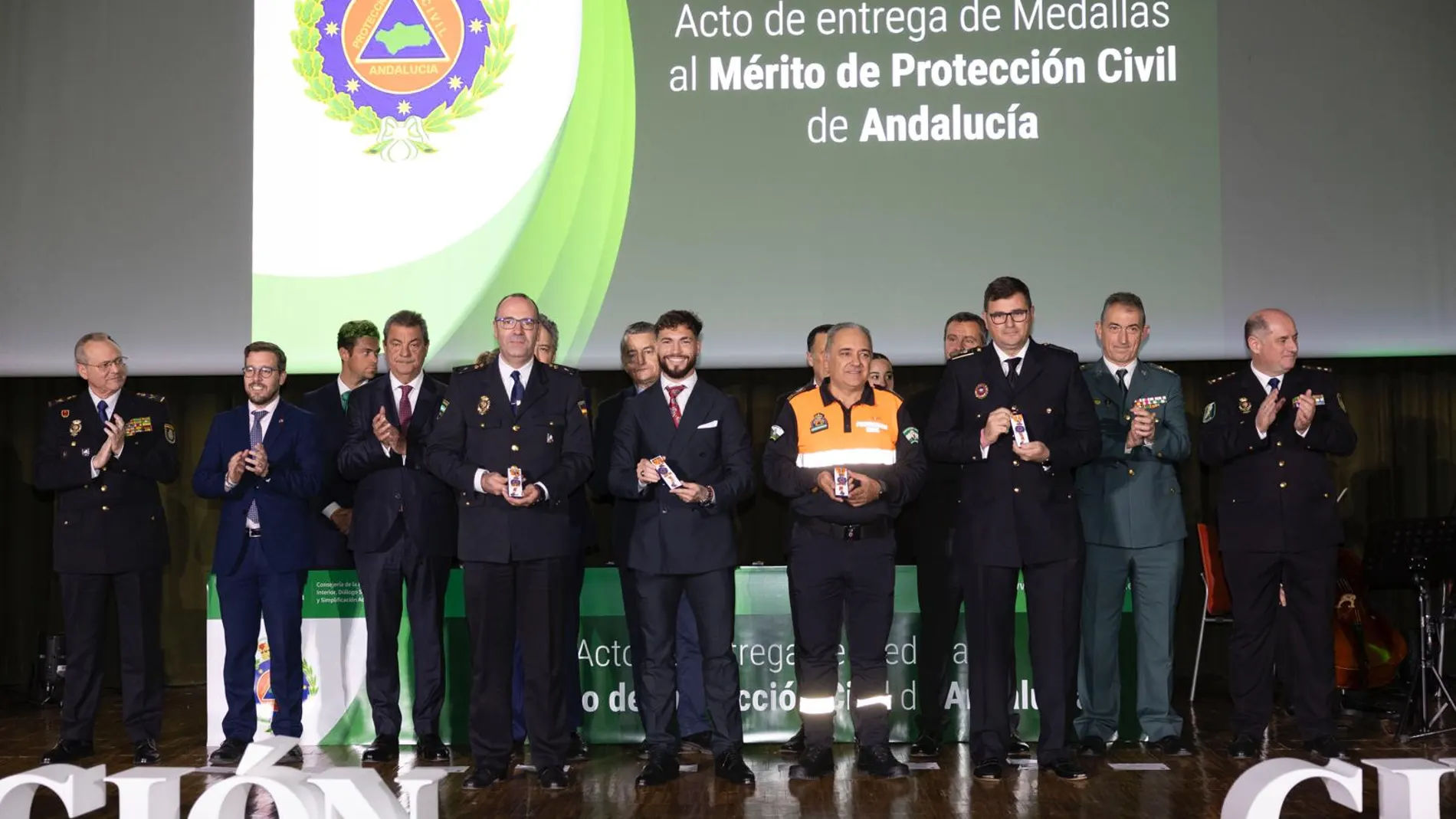 Dani Sánchez, en el centro, posa con la medalla