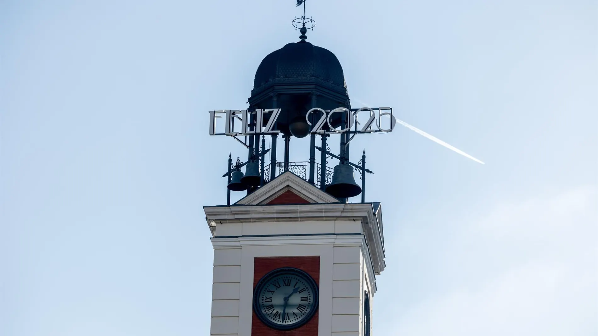 El reloj de la Real Casa de Correos estrena nuevo cartel luminoso para dar la bienvenida al 2025