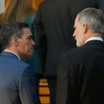 El Rey Felipe VI conversa con el presidente del Gobierno, Pedro Sánchez