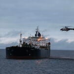 Una helicóptero finlandés supervisa el traslado del carguero ruso al puerto de Svartbeck