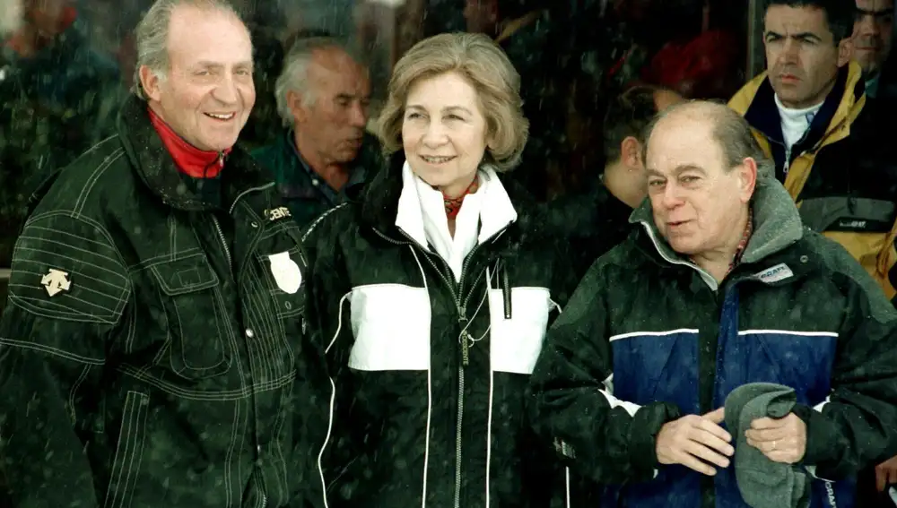 LOS REYES JUAN CARLOS Y DOÑA SOFIA POSAN CON EL PRESIDENTE DE LA GENERALITAT DE CATALUÑA, JORDI PUJOL, MOMENTOS ANTES DE ALMORZAR JUNTOS EN EL RESTAURANTE DE LA COTA 1800 DE LA ESTACION INVERNAL DE BAQUEIRA BERET (LLEIDA).