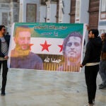 La bandera rebelde siria con la imagen de su líder, Abu Mohammed al-Jolani, en la mezquita de los Omeya en Damasco