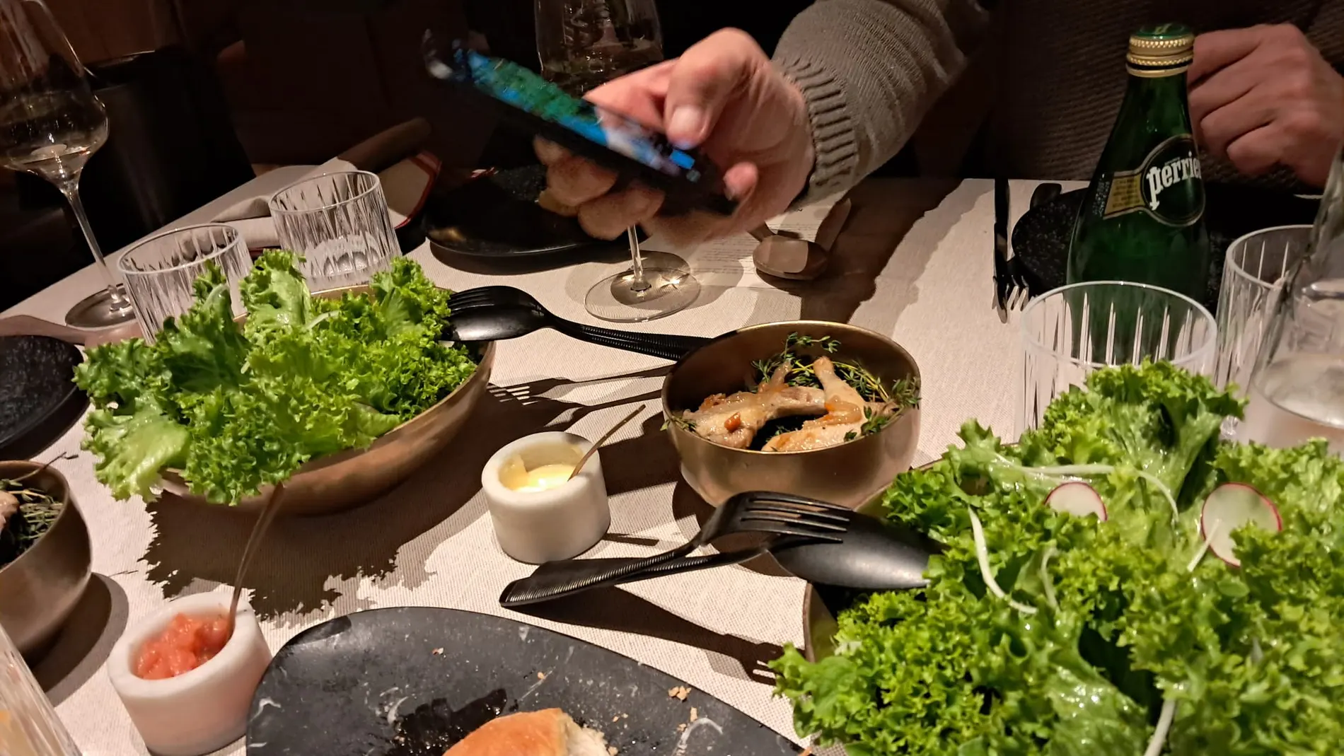 Ensalada de codorniz y lechuga de hoja de roble