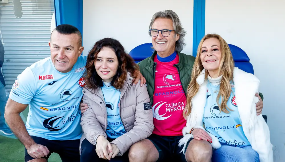 Isabel Díaz Ayuso y Ana Obregón en el partido benéfico de la Fundación Aless Lequio.