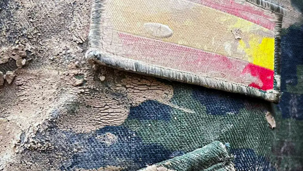 Un uniforme militar manchado de barro