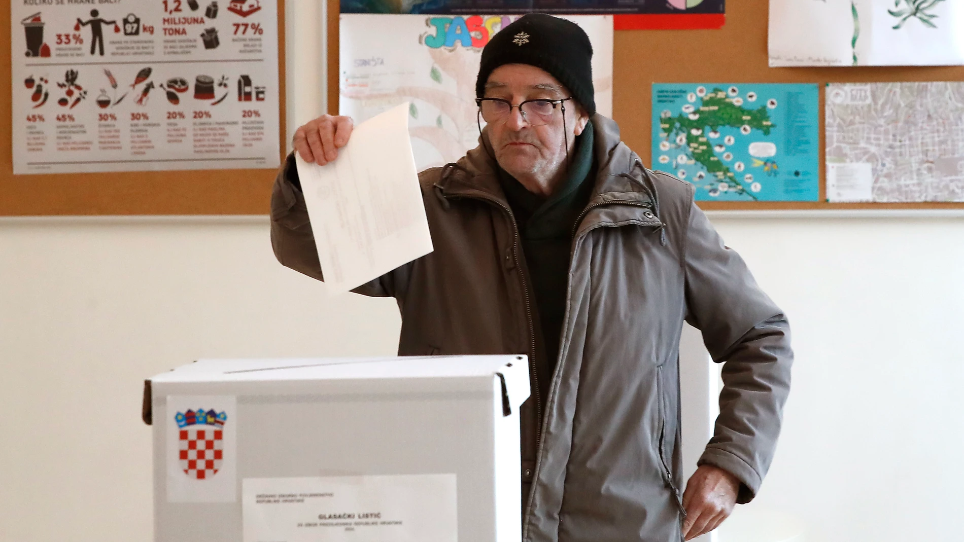 Zagreb (Croatia), 29/12/2024.- A man casts his ballot during the first round of presidential elections in Zagreb, Croatia, 29 December 2024. Croatia's eighth presidential election began on 29 December, featuring eight candidates vying for a five-year term under a two-round voting system. An absolute majority is needed to win in the first round. (Elecciones, Croacia) EFE/EPA/ANTONIO BAT