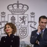 El ministro de Economía, Carlos Cuerpo, recibe la cartera de manos de su antecesora en el cargo, Nadia Calviño, en presencia de María Jesús Montero, nueva vicepresidenta primera.